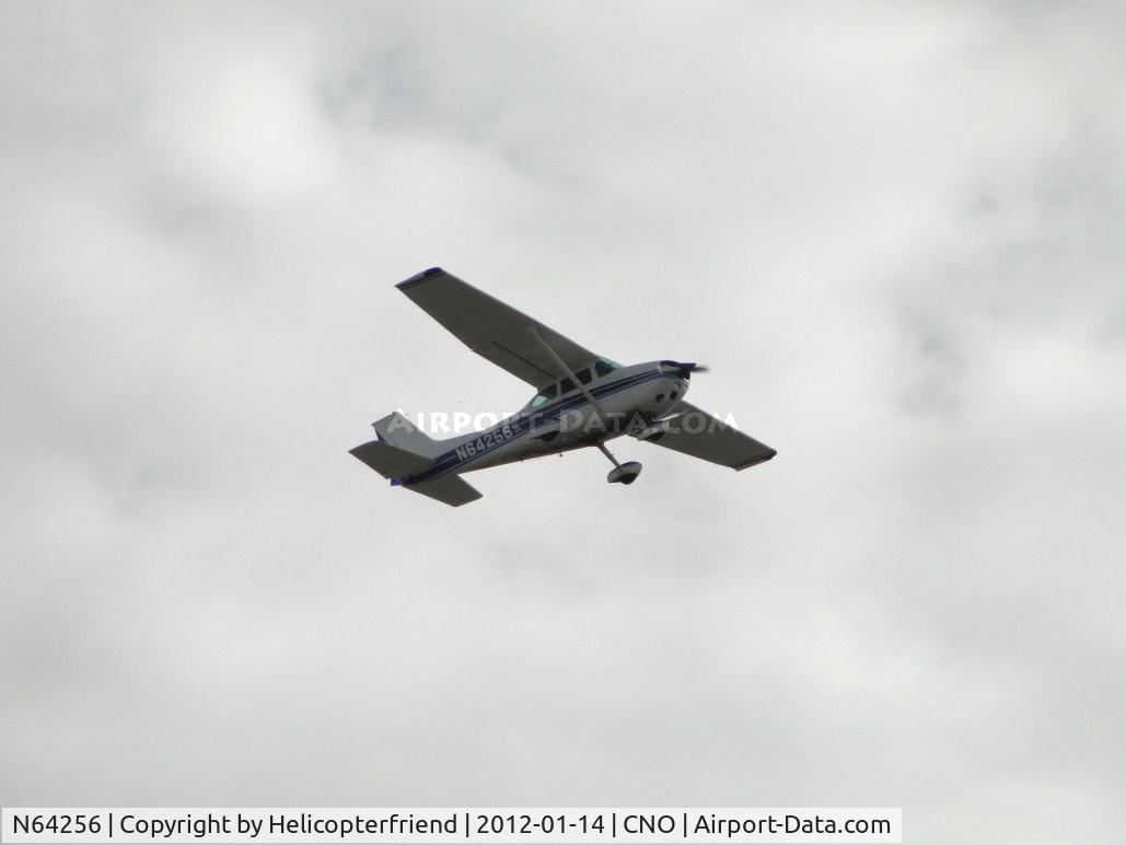 N64256, 1975 Cessna 172M C/N 17265129, Flying by runway 26R