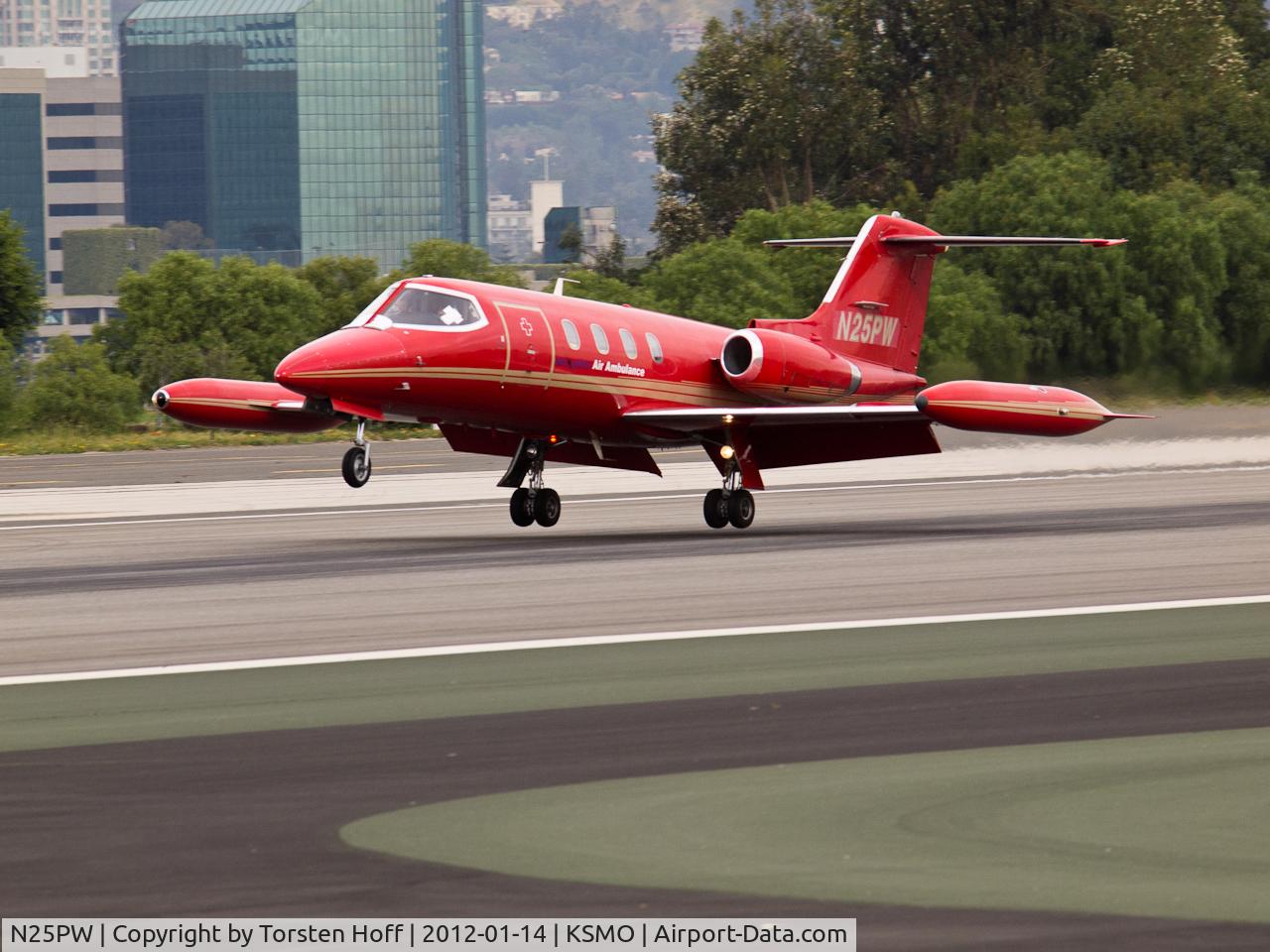 N25PW, 1981 Gates Learjet 25D C/N 342, N25PW arriving on RWY 21