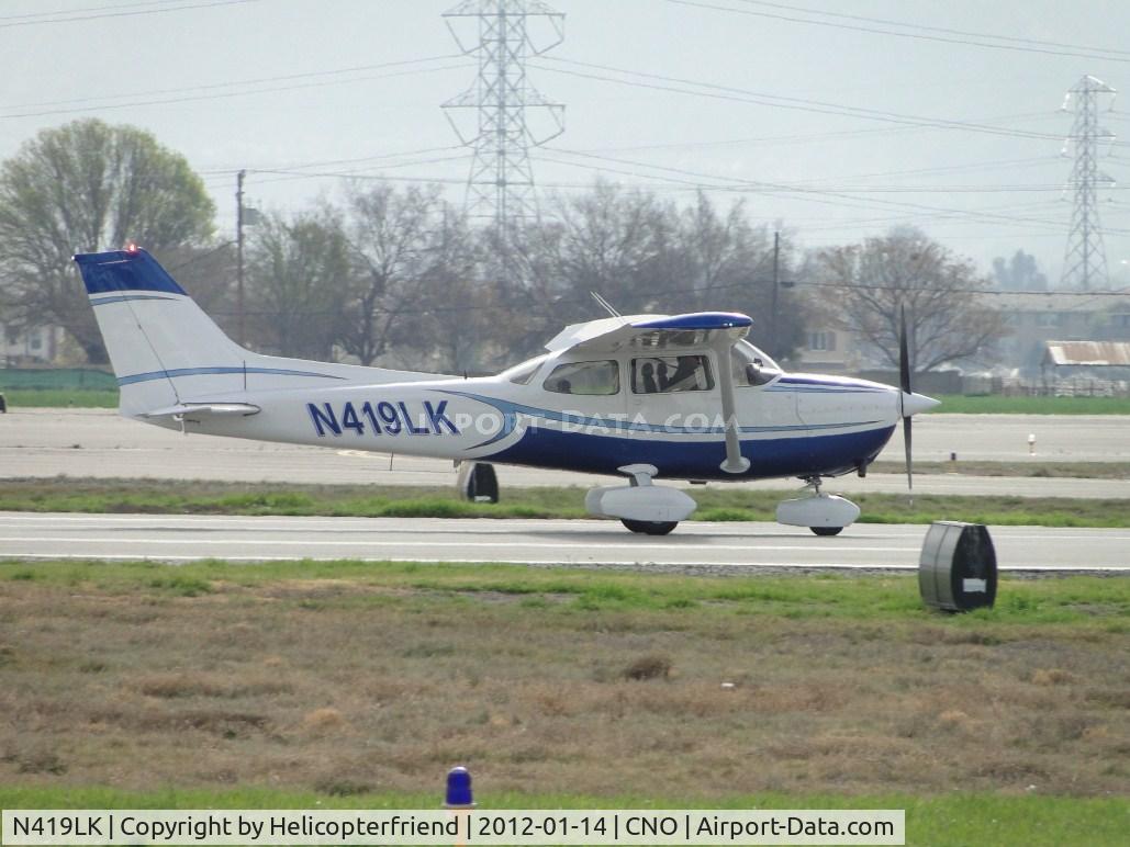 N419LK, 1978 Cessna 172N C/N 17271787, Landing on runway 26R
