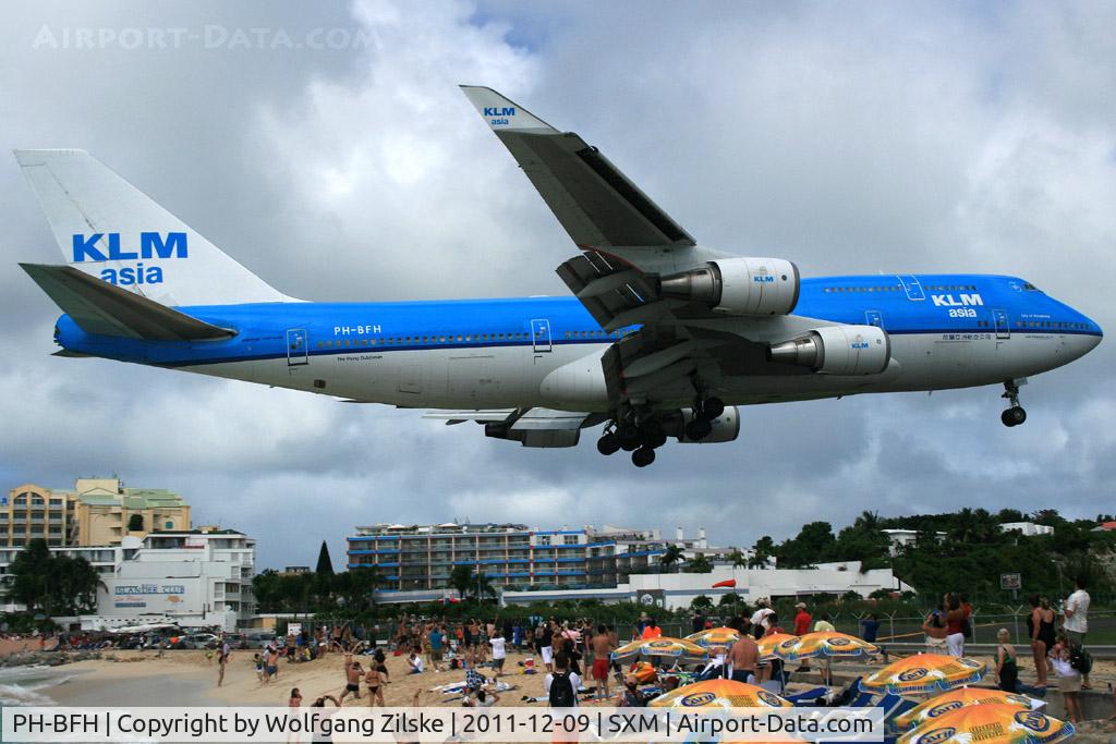 PH-BFH, 1990 Boeing 747-406BC C/N 24518, Over Maho Beach