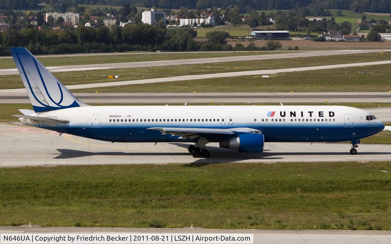 N646UA, 1992 Boeing 767-322/ER C/N 25283, taxying to the active