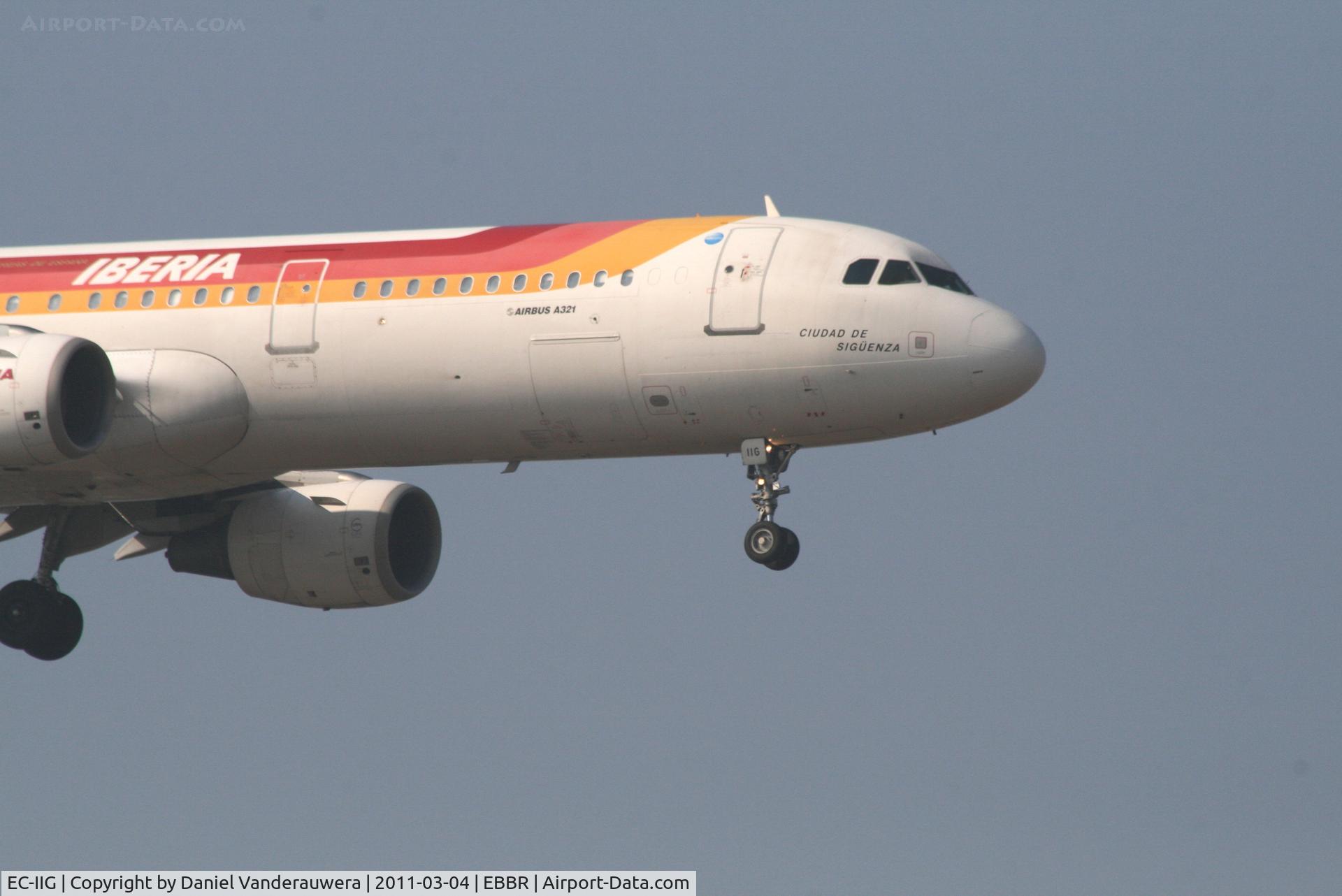 EC-IIG, 2001 Airbus A321-211 C/N 1554, Arrival of flight IB3206 to RWY 02