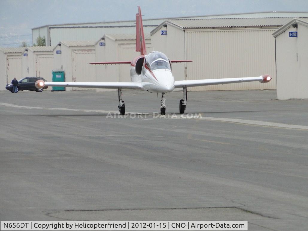 N656DT, 1984 Aero L-39 Albatros C/N 433149, Lights on and starting to taxi