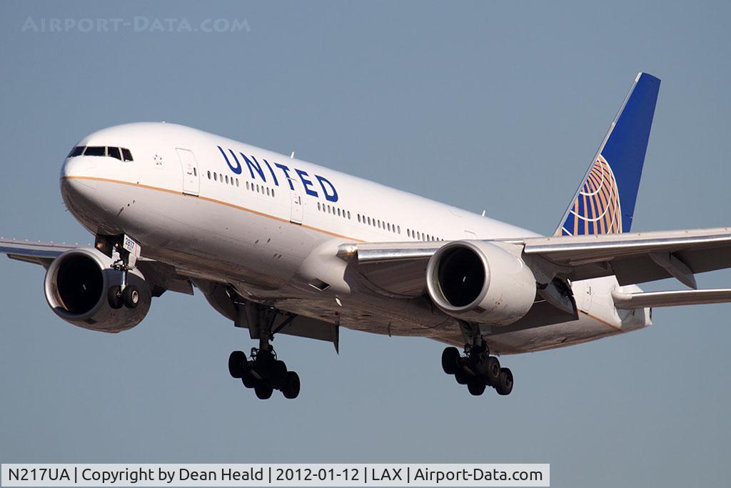 N217UA, 2000 Boeing 777-222 C/N 30550, United Airlines N217UA (FLT UAL935) from London Heathrow (EGLL/LHR) on short final to RWY 25L.