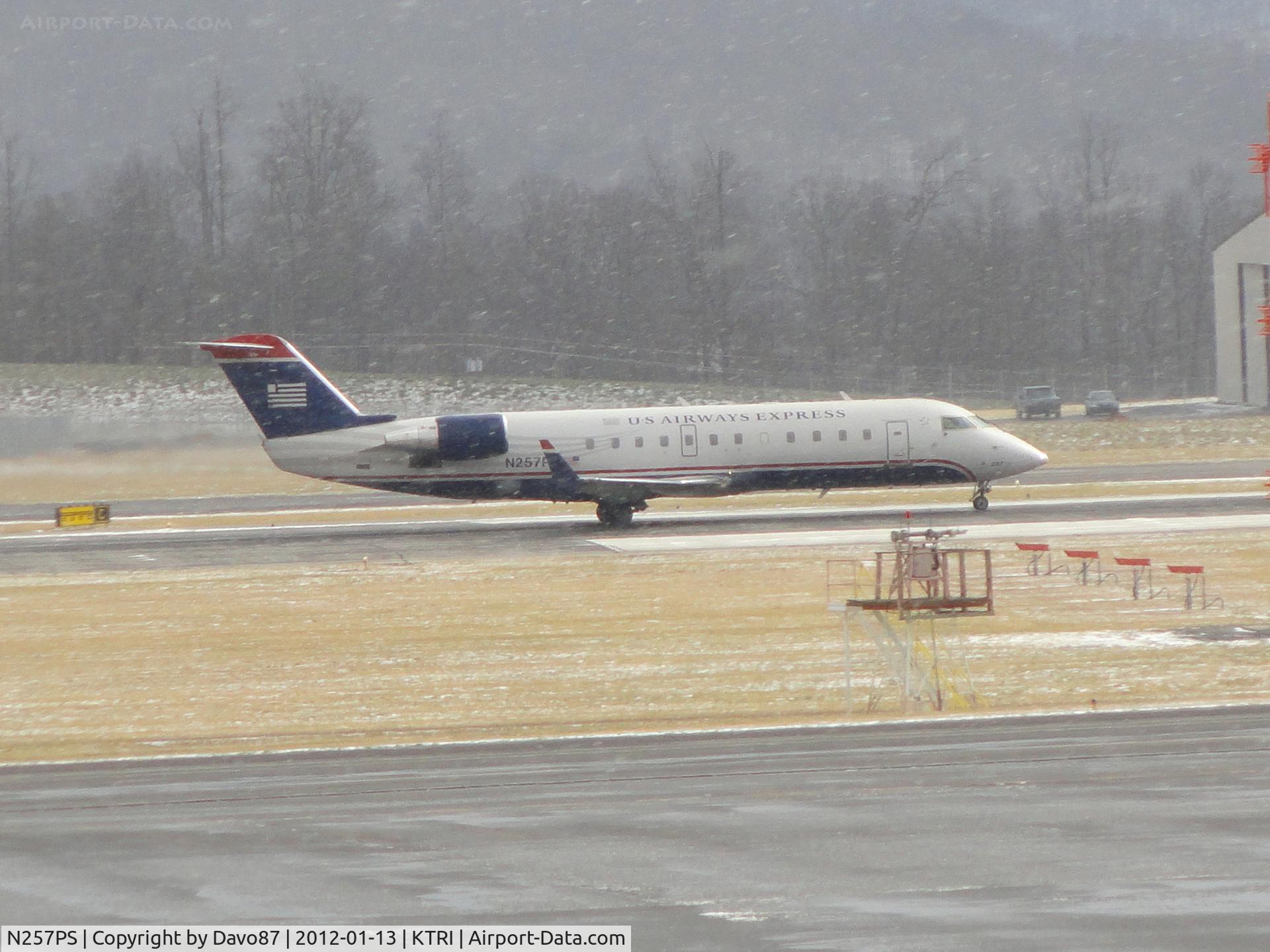 N257PS, 2004 Bombardier CRJ-200ER (CL-600-2B19) C/N 7939, On take-off roll at Tri-Cities Airport (KTRI) during a late afternoon snow shower.