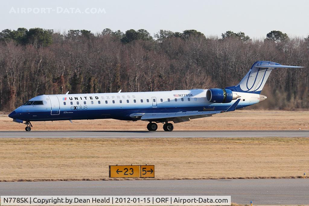 N778SK, 2006 Bombardier CRJ-700 (CL-600-2C10) Regional Jet C/N 10242, United Express (SkyWest Airlines) N778SK (FLT SKW5382) from Washington Dulles Intl (KIAD) rolling out on RWY 5 after landing.