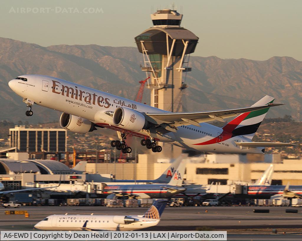 A6-EWD, 2007 Boeing 777-21H/LR C/N 35577, Emirates A6-EWD (FLT UAE216) departing RWY 25R in nice evening light.