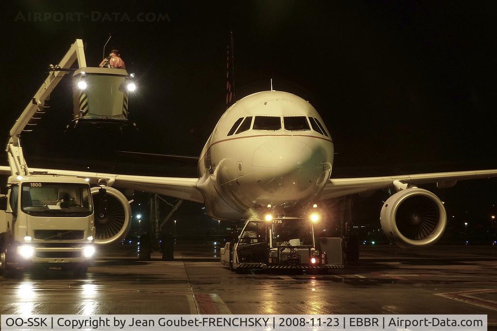 OO-SSK, 2000 Airbus A319-112 C/N 1336, SN by night