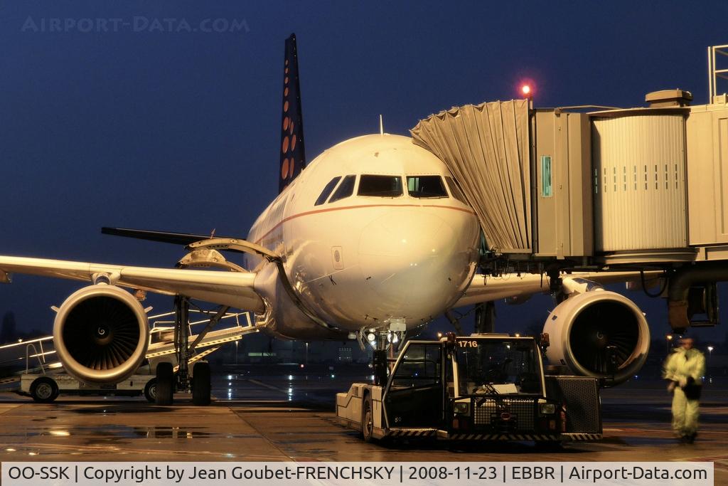 OO-SSK, 2000 Airbus A319-112 C/N 1336, SN by night