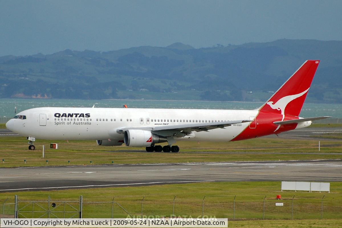 VH-OGO, 1994 Boeing 767-338 C/N 25577, At Auckland