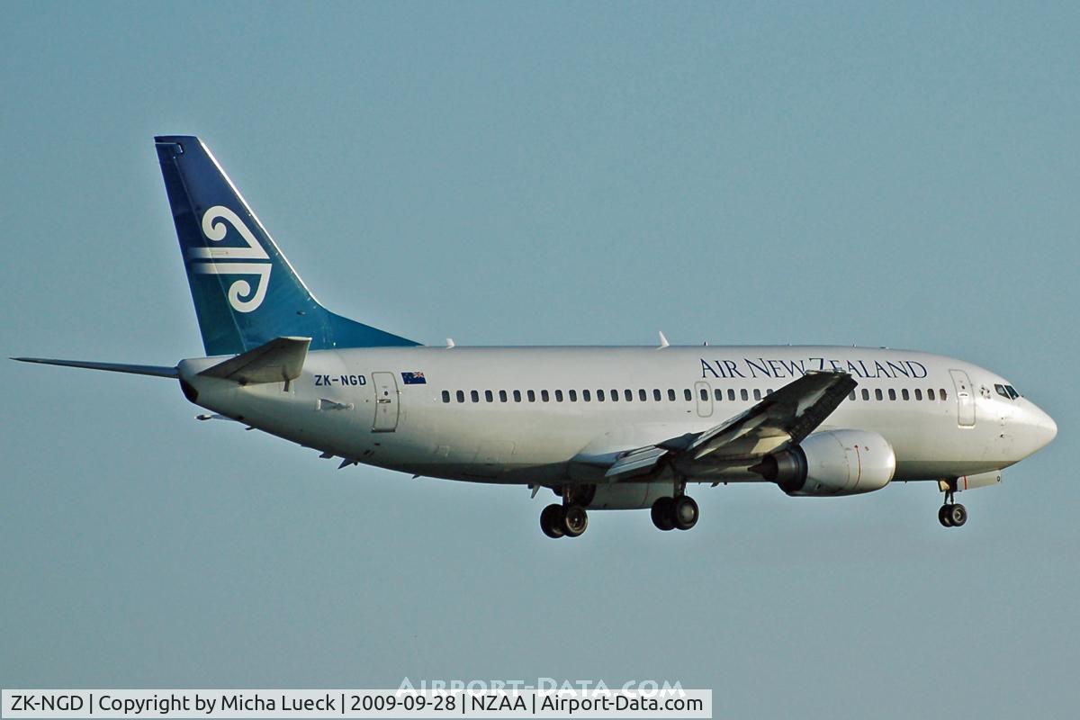 ZK-NGD, 1998 Boeing 737-3U3 C/N 28732, At Auckland