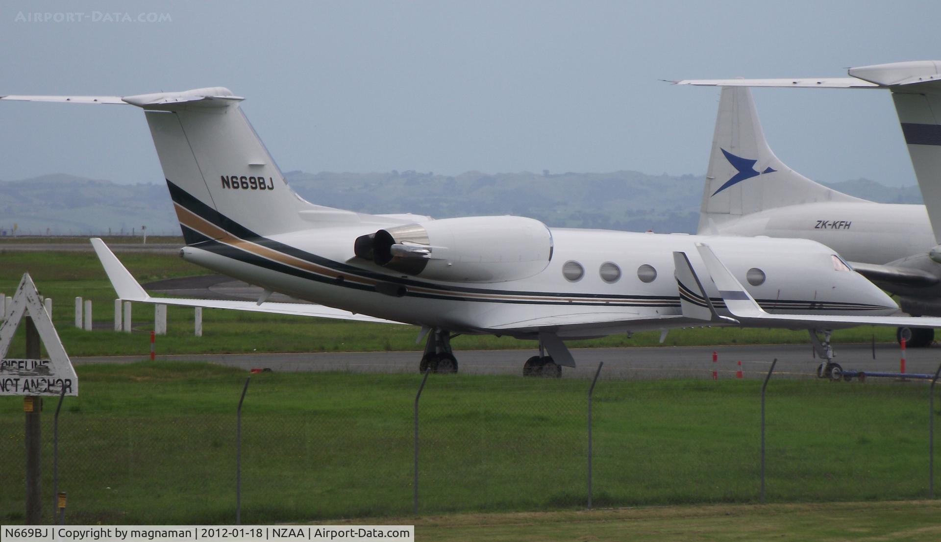 N669BJ, 2000 Gulfstream Aerospace G-IV C/N 1397, Smart gulf in the pacific - at Auckland