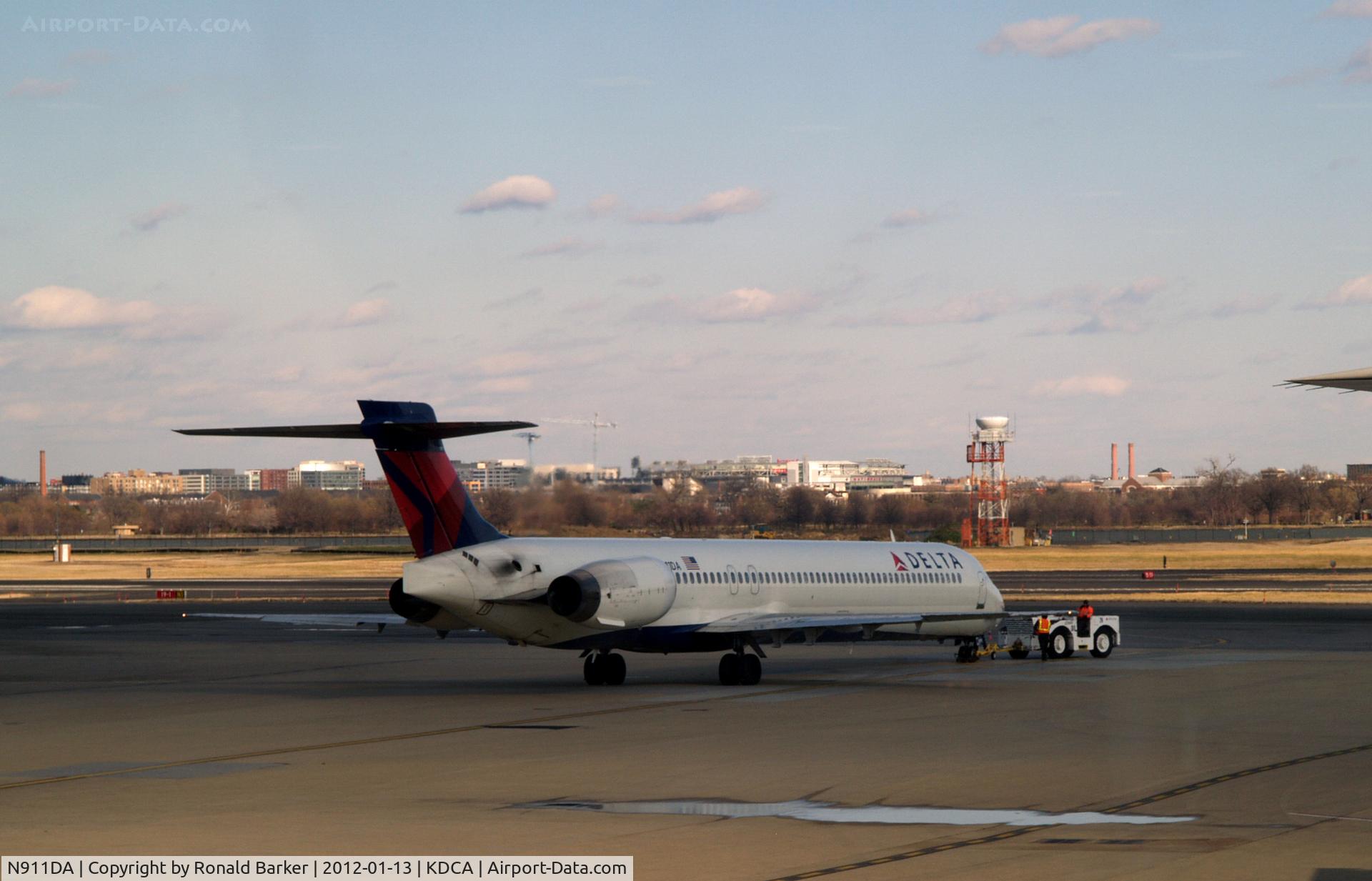 N911DA, 1995 McDonnell Douglas MD-90-30 C/N 53391, Push back at National