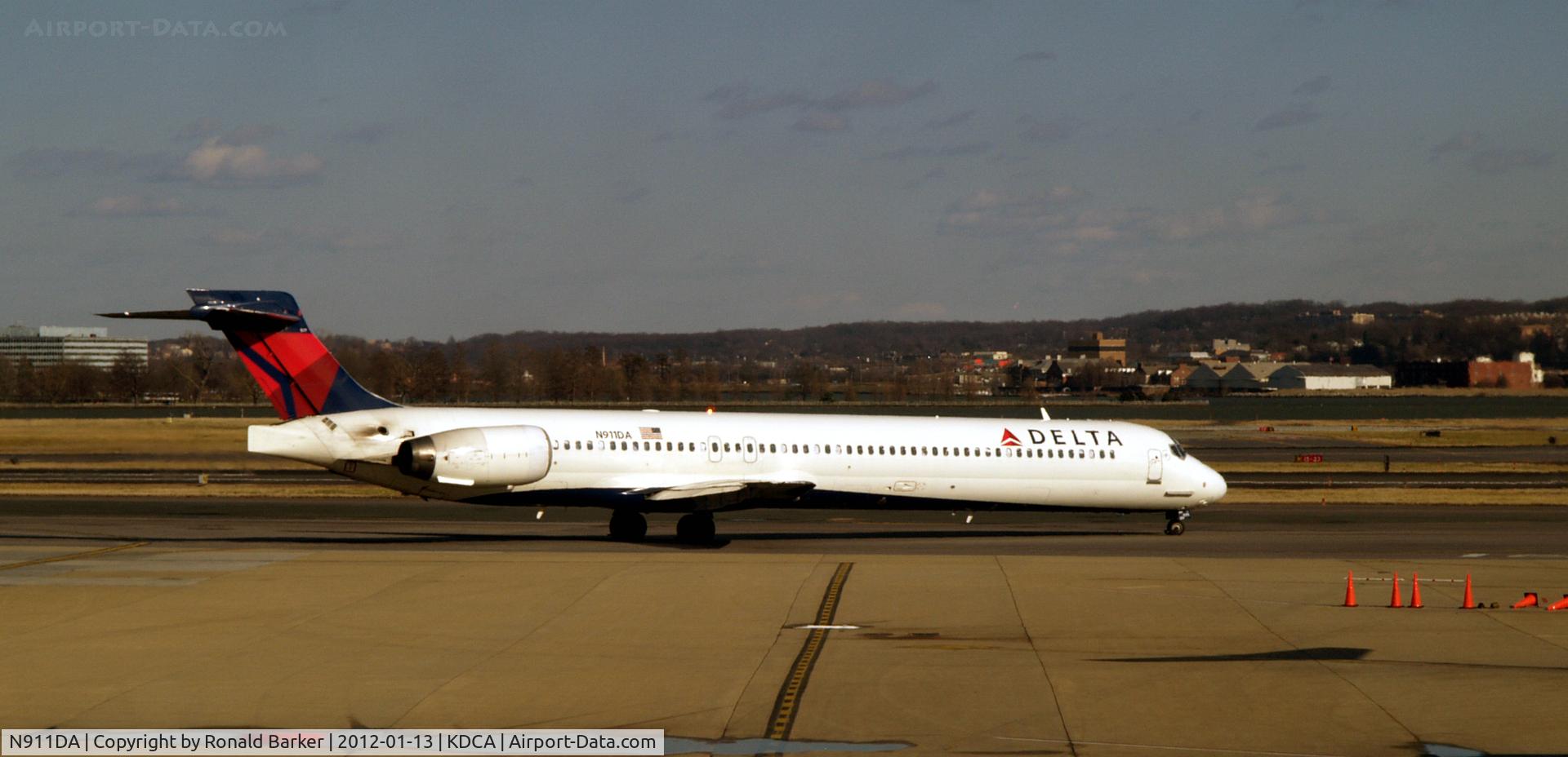 N911DA, 1995 McDonnell Douglas MD-90-30 C/N 53391, Taxi for takeoff at National