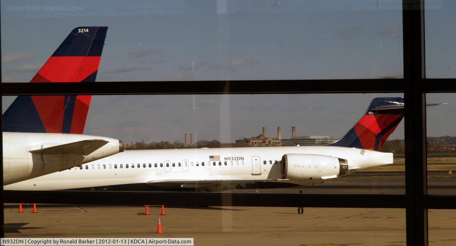 N932DN, 1996 McDonnell Douglas MD-90-30 C/N 53457, National