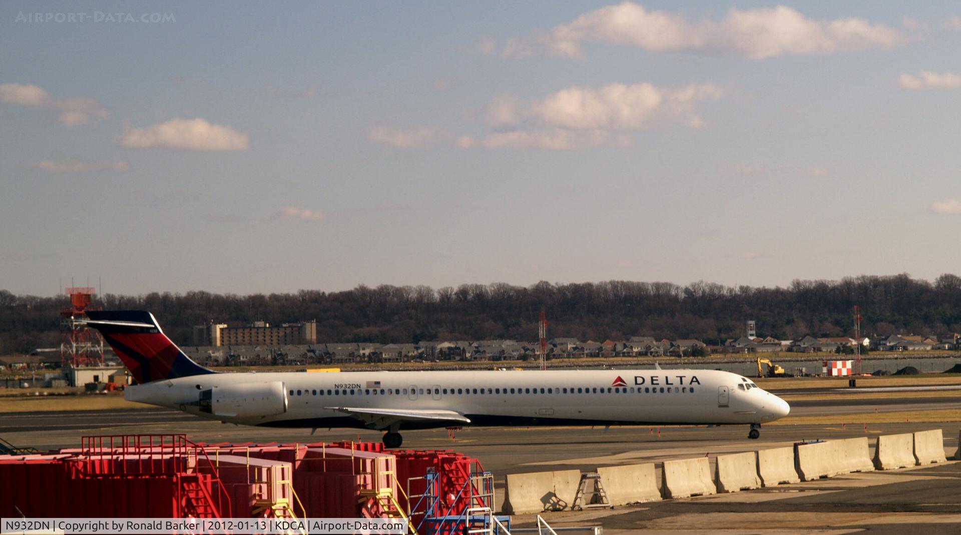 N932DN, 1996 McDonnell Douglas MD-90-30 C/N 53457, Taxi mfor takeoff at National