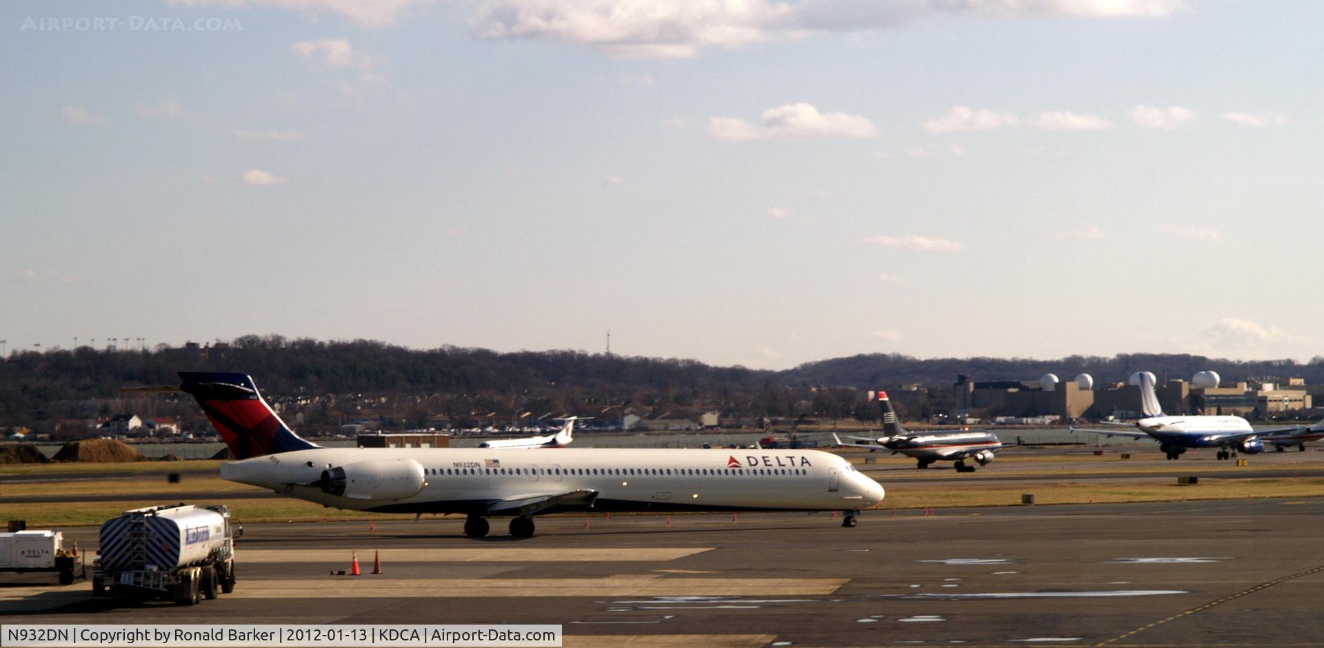 N932DN, 1996 McDonnell Douglas MD-90-30 C/N 53457, National