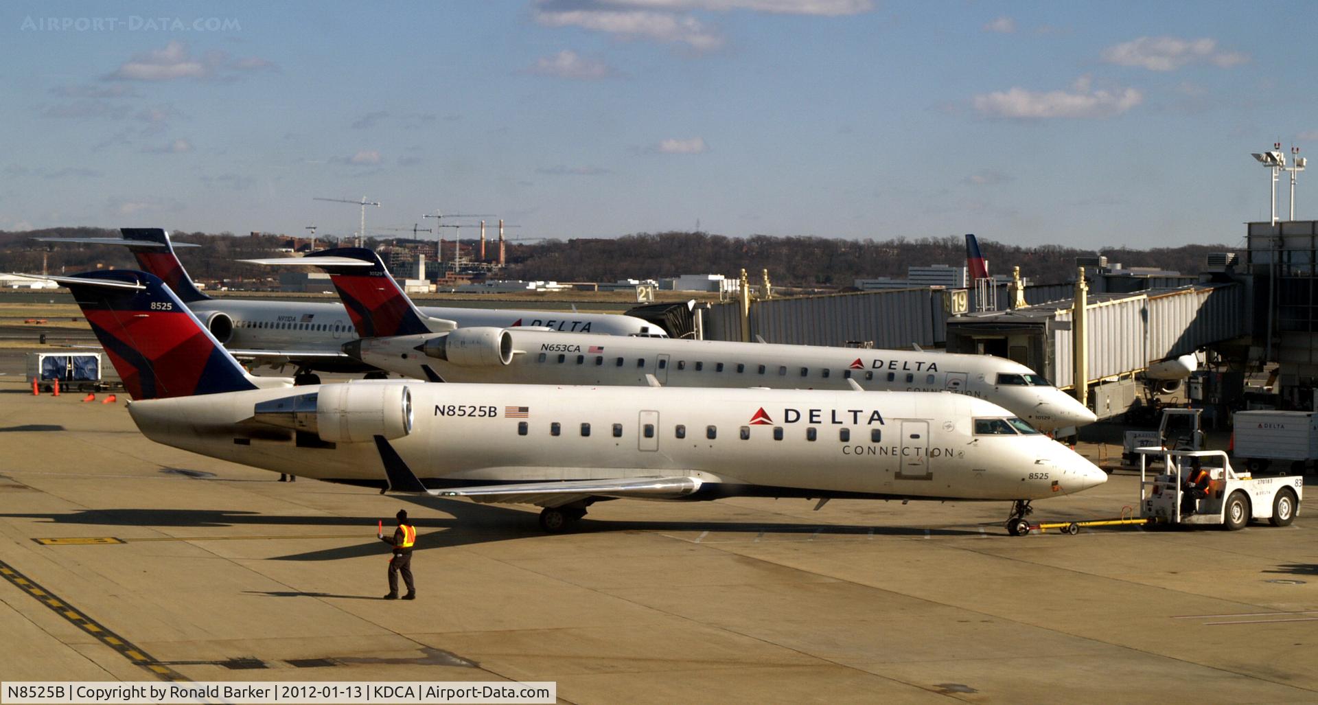N8525B, 2001 Canadair CRJ-200LR (CL-600-2B19) C/N 7525, Push back at National