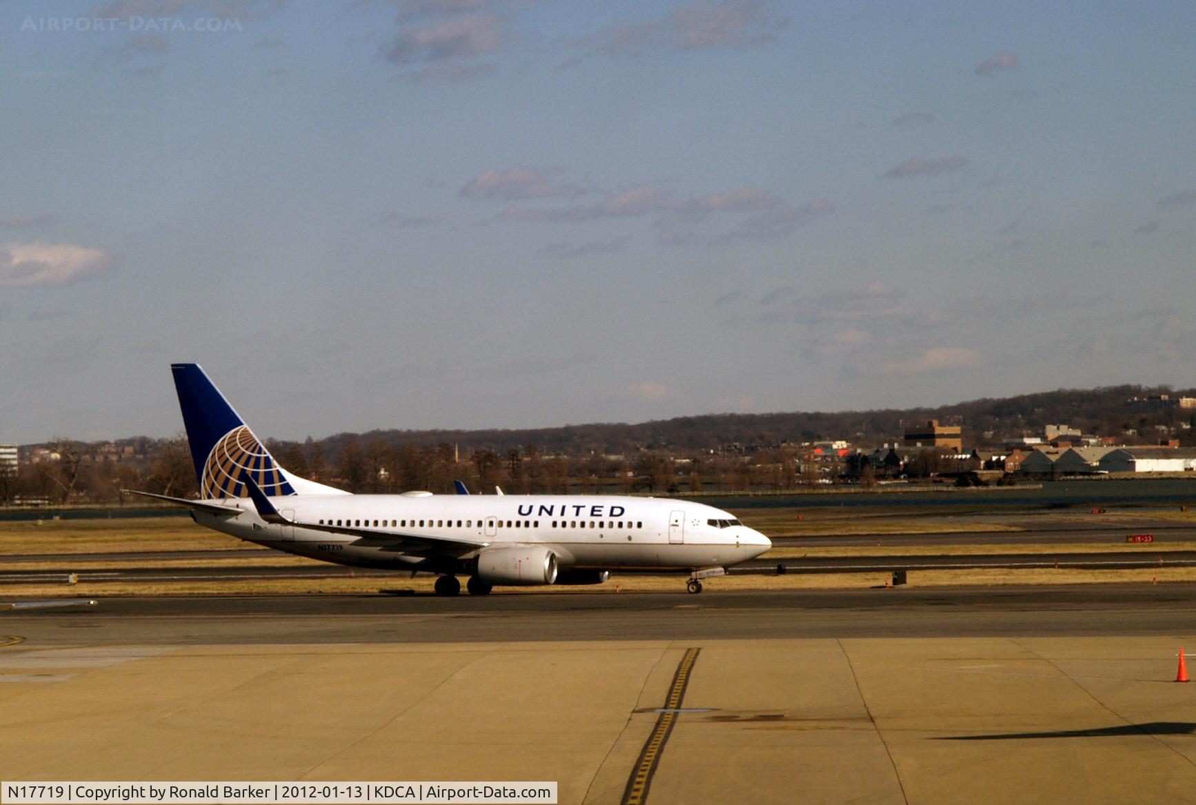 N17719, 1999 Boeing 737-724 C/N 28938, National