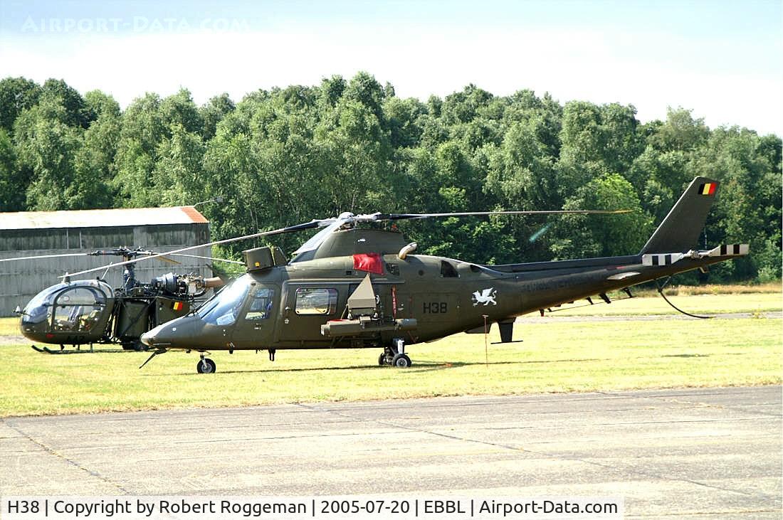 H38, Agusta A-109BA C/N 0338, Spottersday.Griffon.Behind A47 Al II.