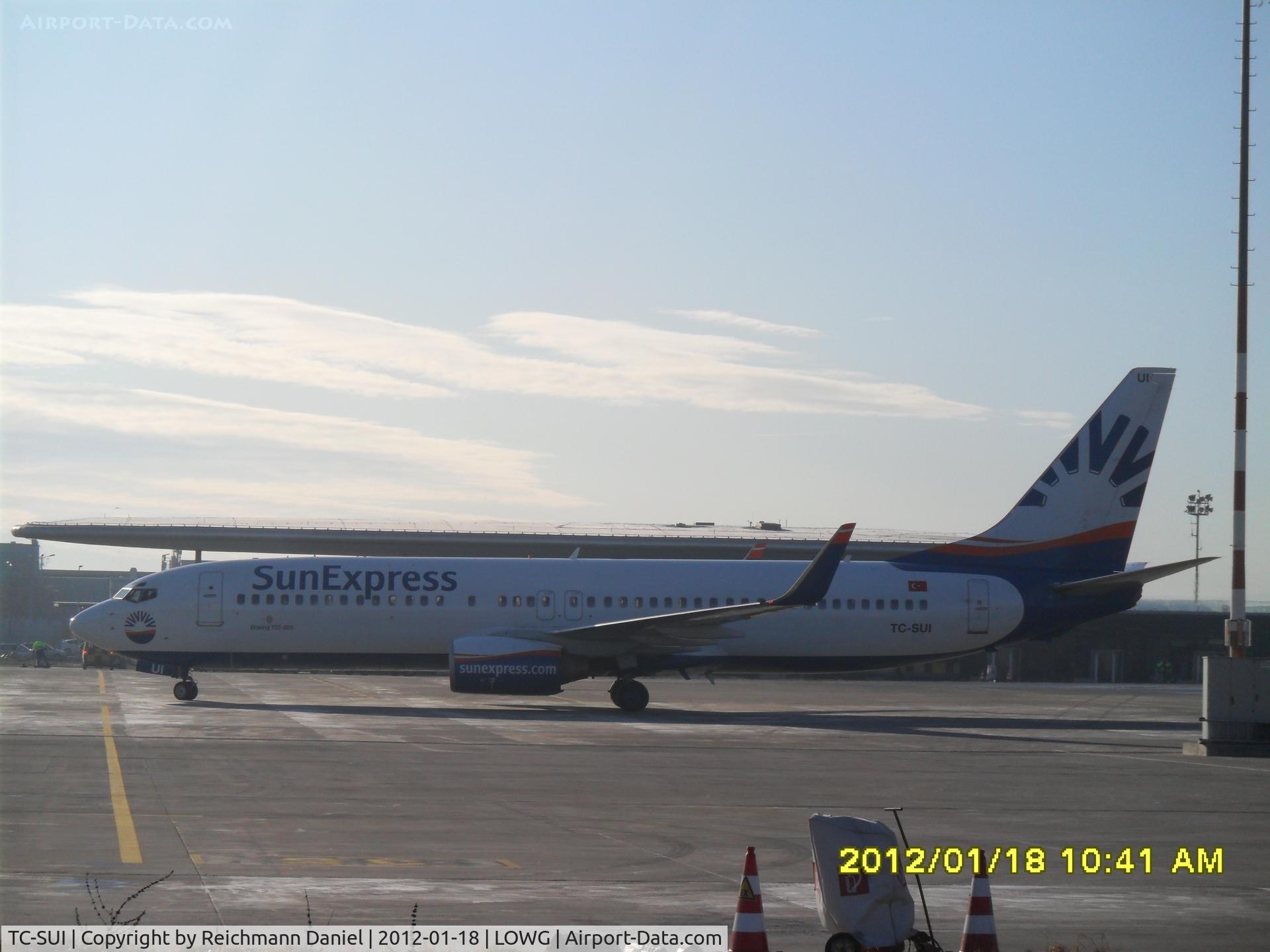TC-SUI, 2003 Boeing 737-8CX C/N 32367, Turning into the parkingpoisituion, just arrived from Antalya