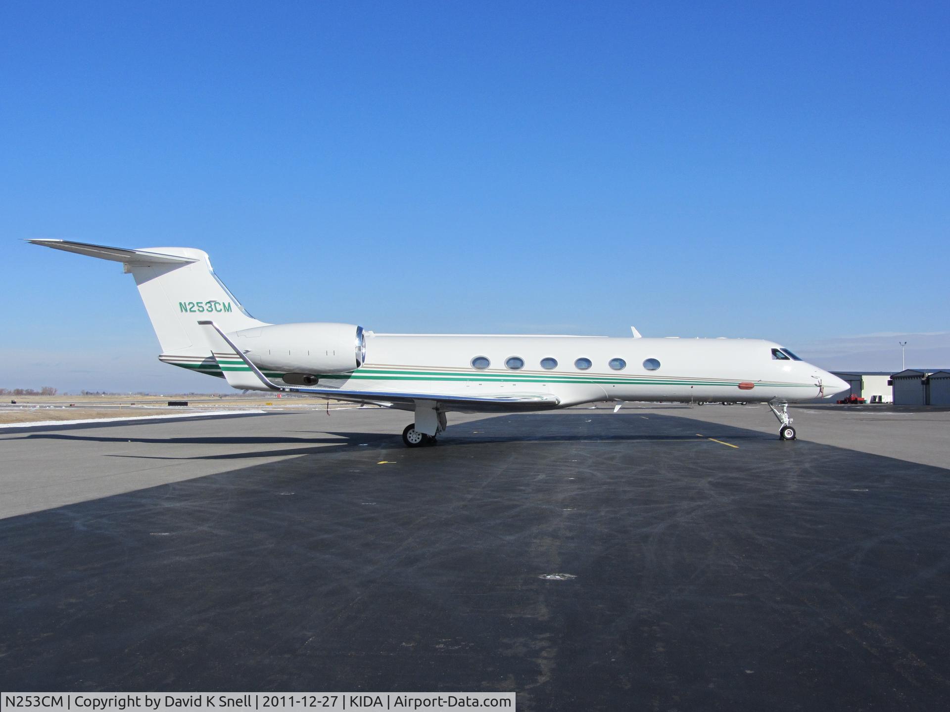 N253CM, 2000 Gulfstream Aerospace G-V C/N 610, On the Aero Mark Ramp