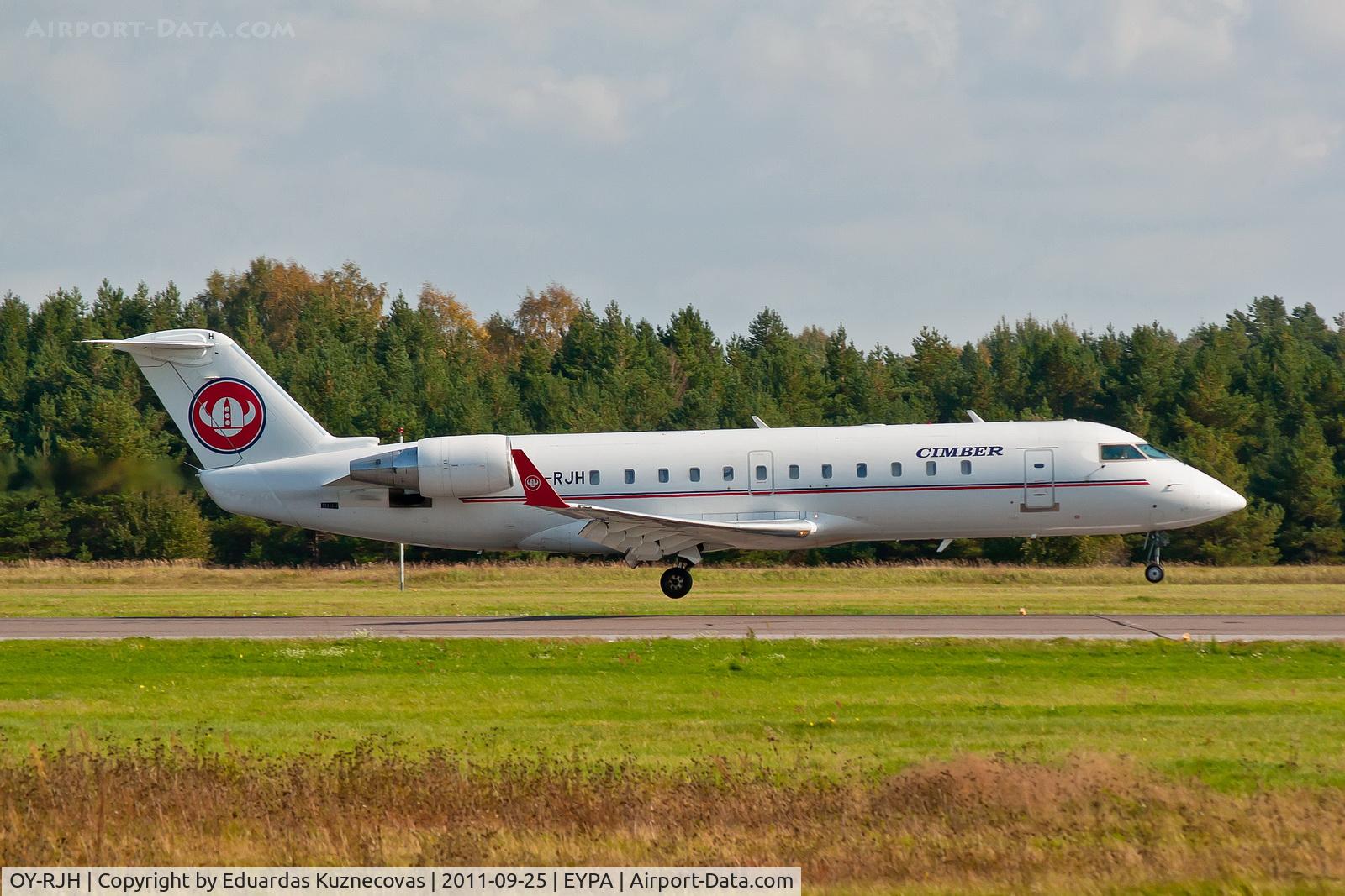 OY-RJH, 1995 Canadair CRJ-100LR (CL-600-2B19) C/N 7090, Touch down