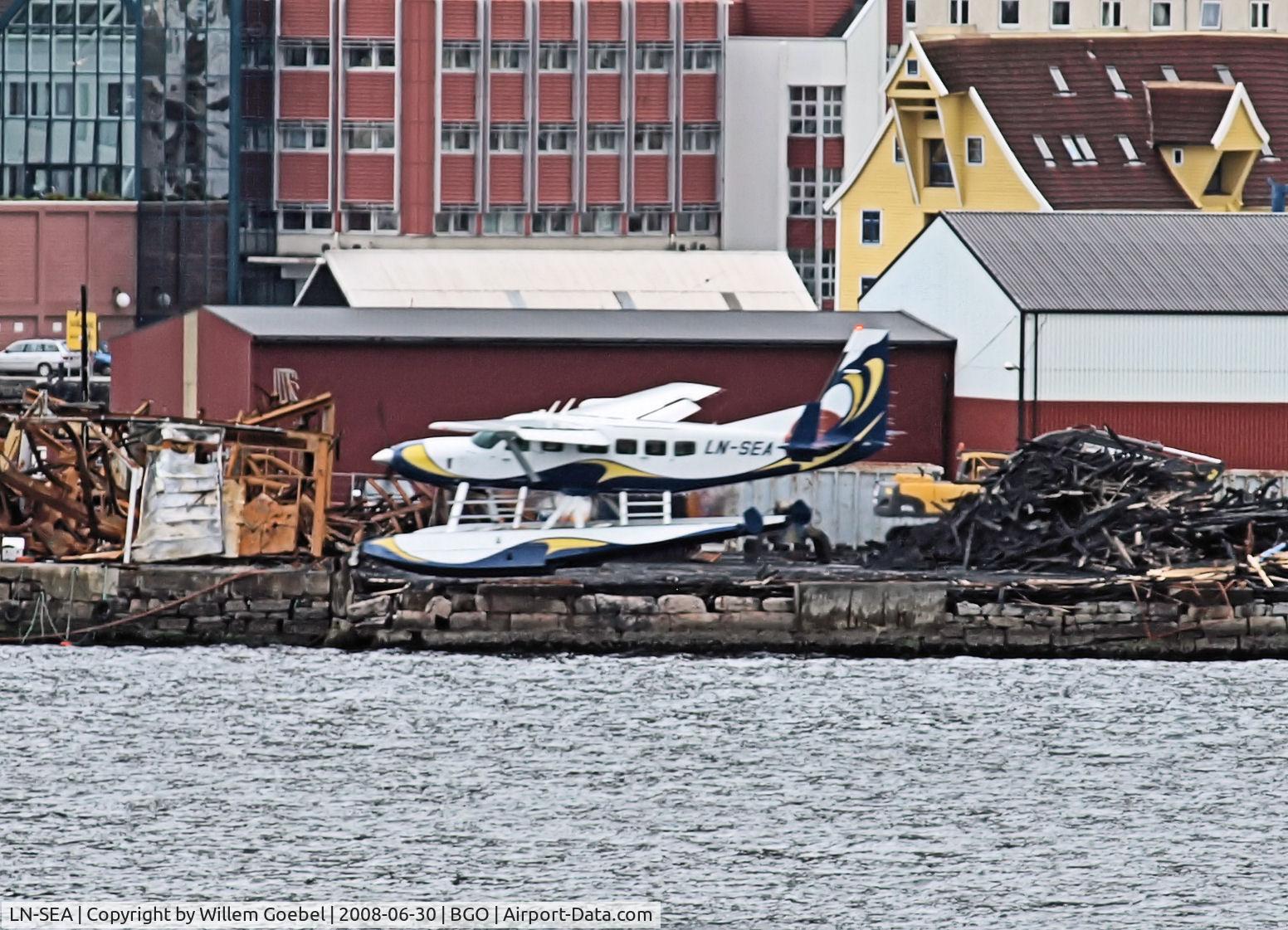 LN-SEA, 2004 Cessna 208 Caravan I C/N 208-00383, Landing on the harbour of Bergen Norway