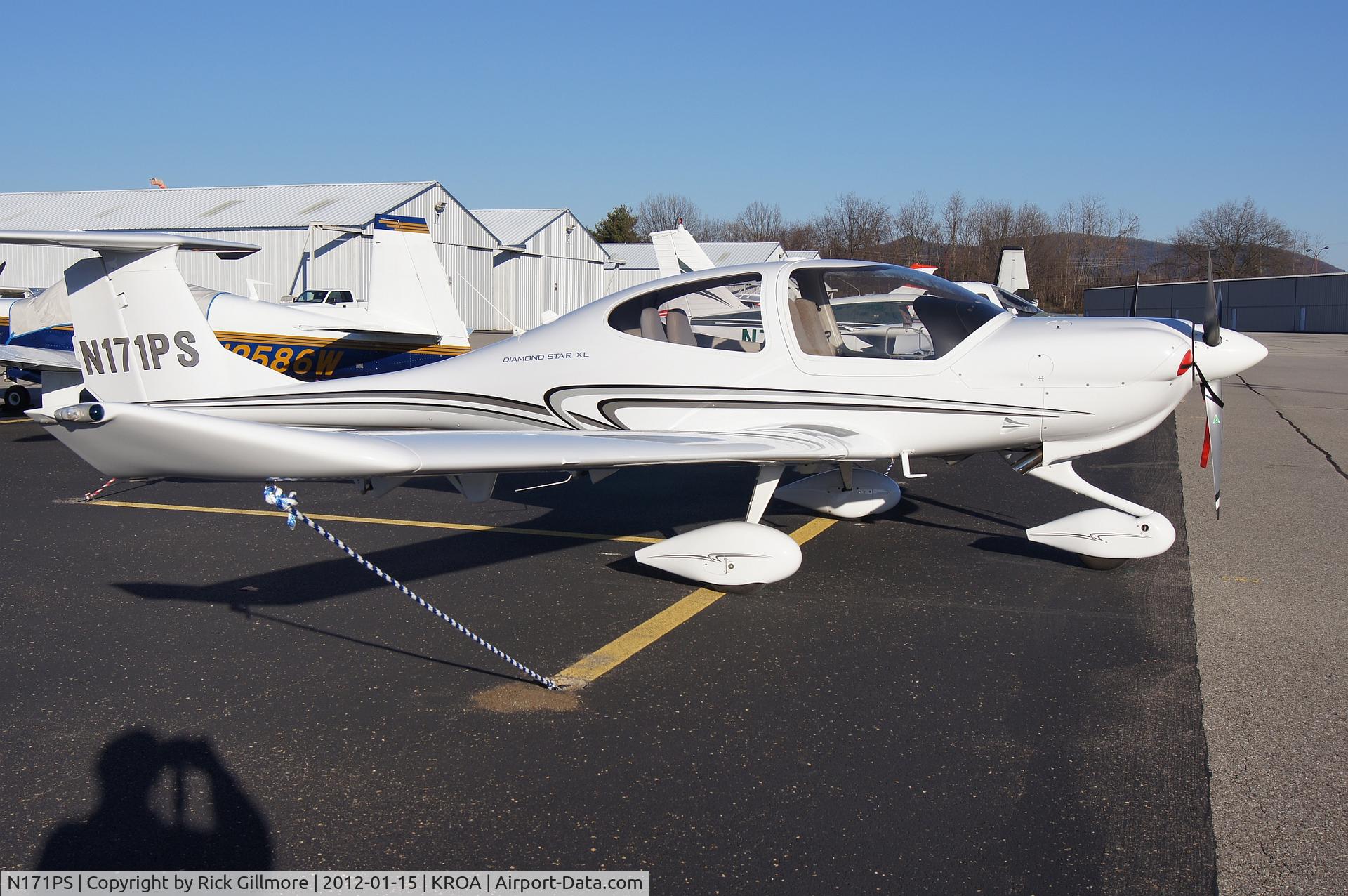 N171PS, 2007 Diamond DA-40 Diamond Star C/N 40.701, New stripe and N-number scheme, same DA40.  This is actually a 2007 model, not a 2006.