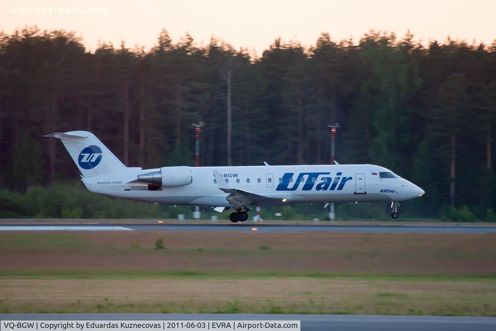 VQ-BGW, 2000 Canadair CRJ-200LR (CL-600-2B19) C/N 7391, Landing