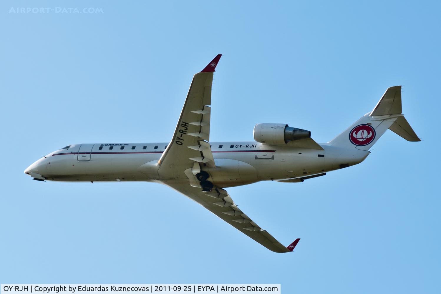 OY-RJH, 1995 Canadair CRJ-100LR (CL-600-2B19) C/N 7090, Take Off