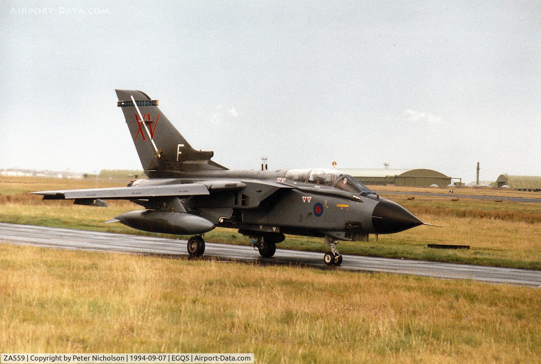 ZA559, 1981 Panavia 081/BS023/3043 C/N 081/BS023/3043, Tornado GR.1, callsign Mitre 3, of 15(Reserve) Squadron taxying to Runway 05 at RAF Lossiemouth in September 1994.