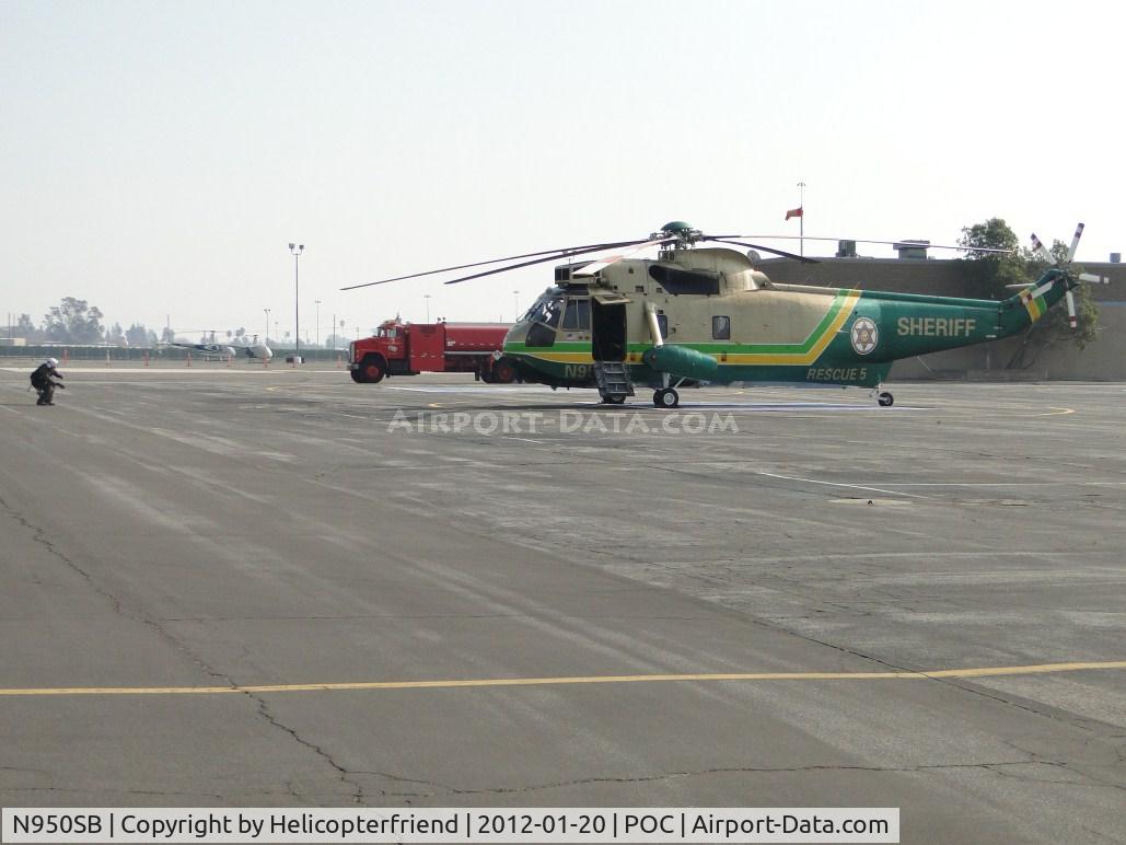 N950SB, Sikorsky SH-3H Sea King C/N 61372, Crew member checking to insure ship is clear before signalling to turn the rotors