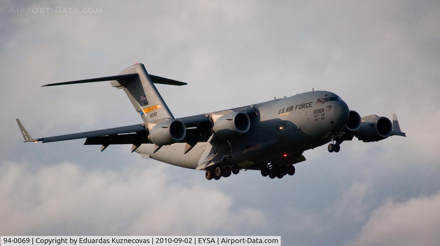 94-0069, 1994 McDonnell Douglas C-17A Globemaster III C/N 50029/F-28, Landing