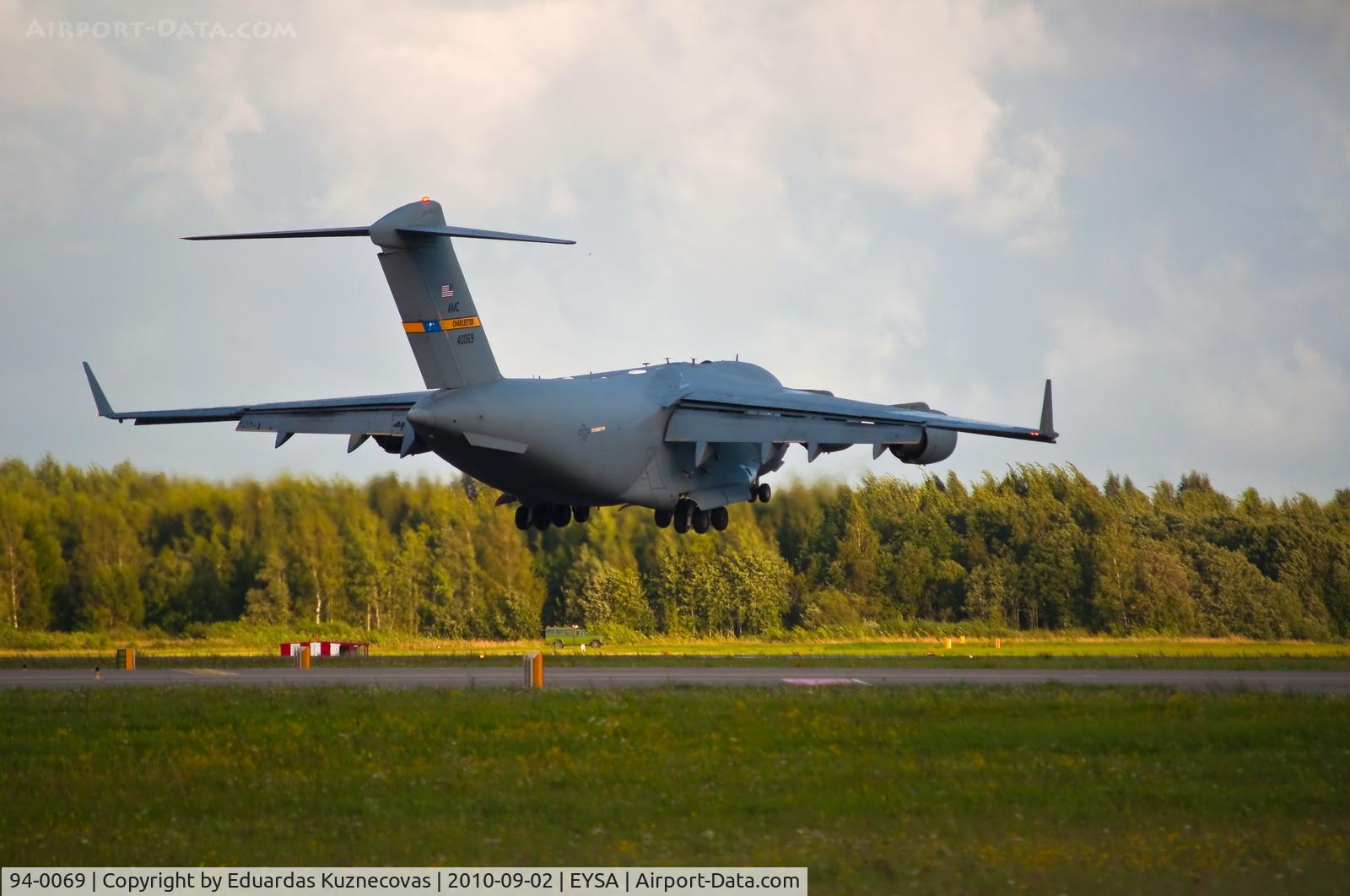 94-0069, 1994 McDonnell Douglas C-17A Globemaster III C/N 50029/F-28, Landing