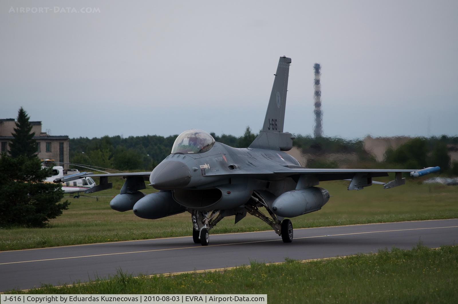 J-616, General Dynamics F-16A Fighting Falcon C/N 6D-48, Taxi for Take Off