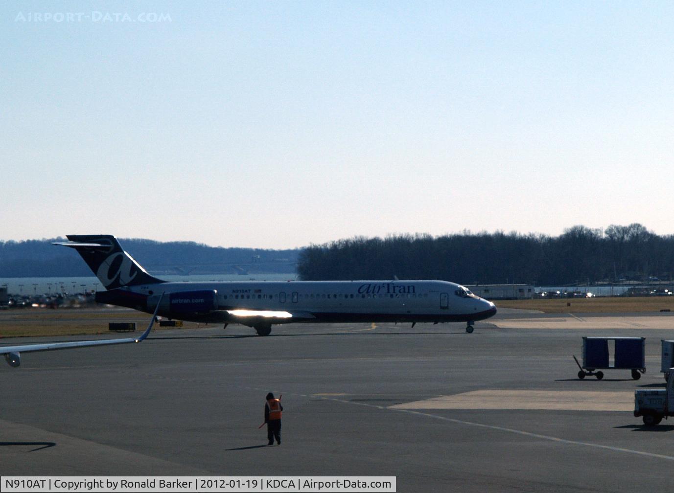 N910AT, 2001 Boeing 717-200 C/N 55086, DCA, VA