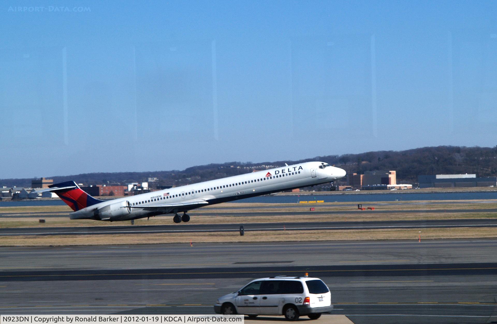 N923DN, 1998 McDonnell Douglas MD-90-30 C/N 53585, Take Off DCA