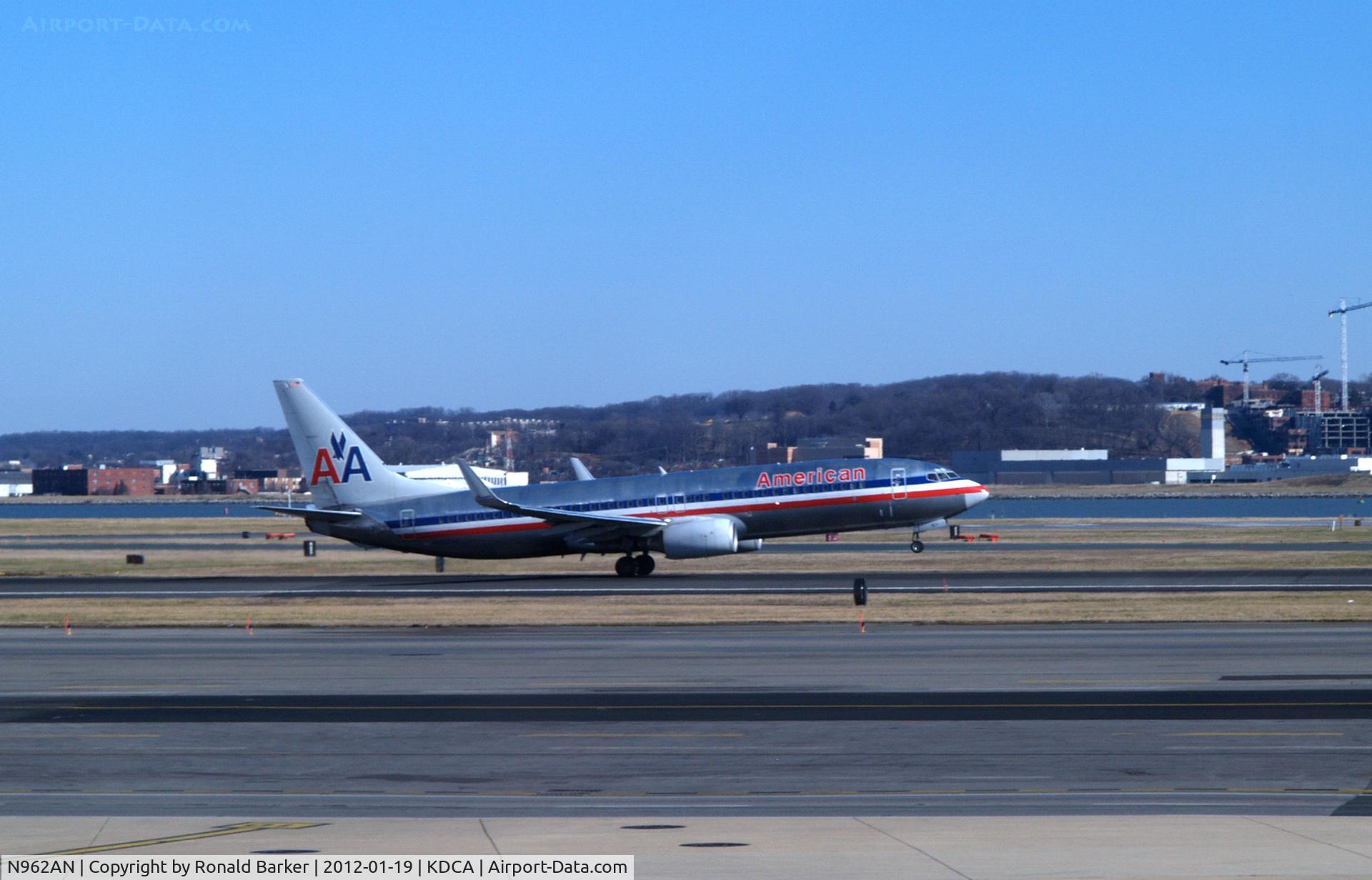 N962AN, 2001 Boeing 737-823 C/N 30858, Take off DCA, VA