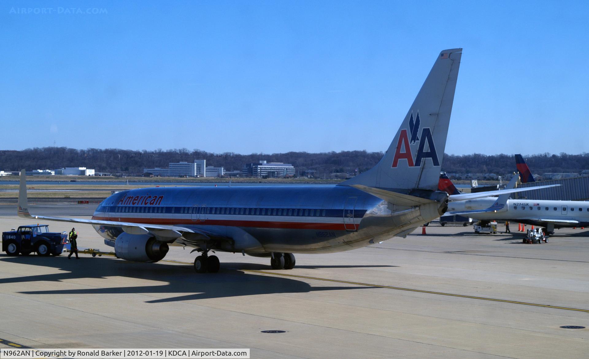 N962AN, 2001 Boeing 737-823 C/N 30858, DCA, VA
