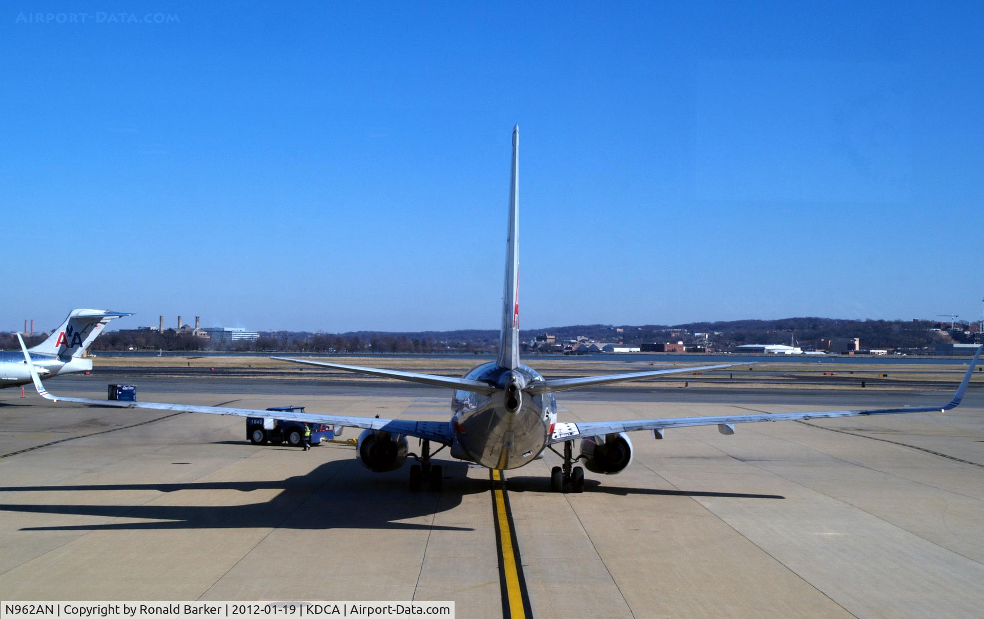 N962AN, 2001 Boeing 737-823 C/N 30858, DCA, VA