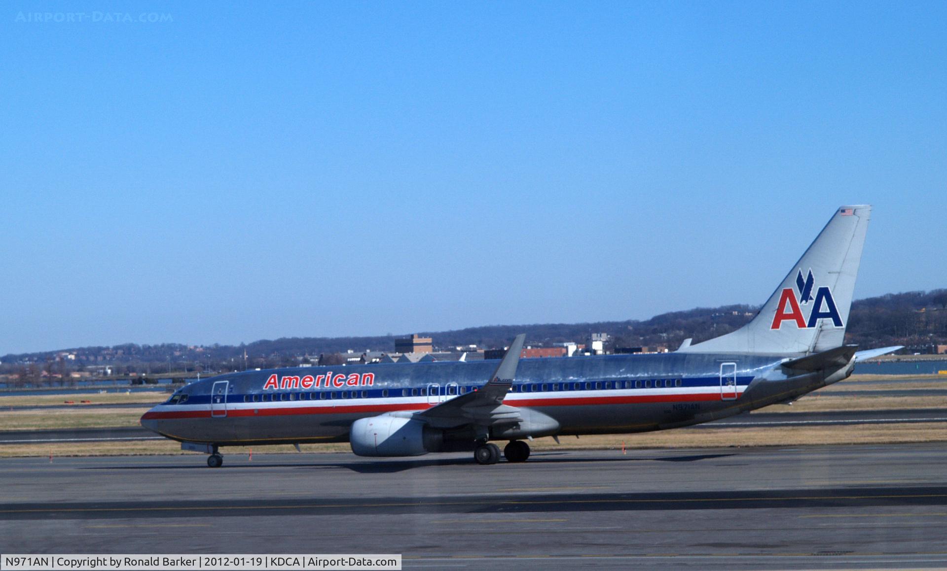 N971AN, 2001 Boeing 737-823 C/N 29547, DCA, VA