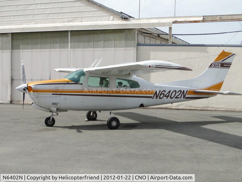 N6402N, 1978 Cessna T210N Turbo Centurion C/N 21062978, Parked near a hanger