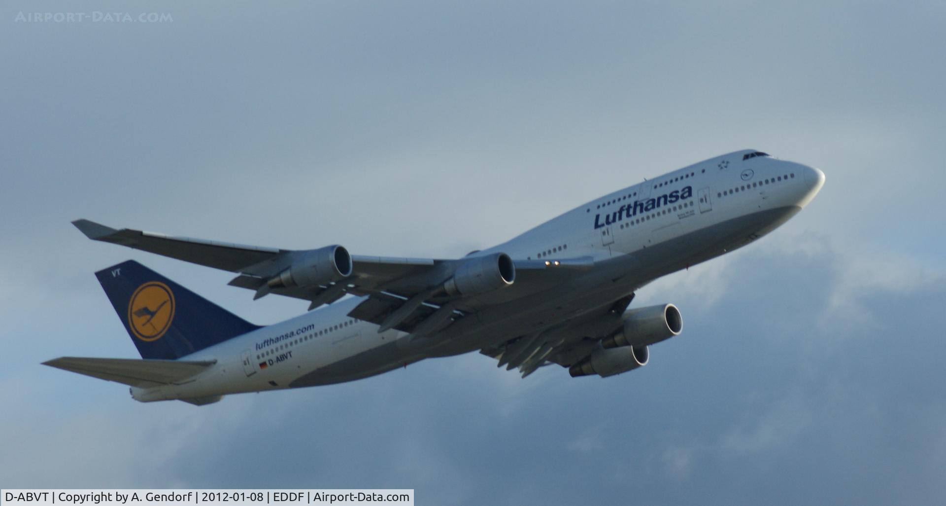 D-ABVT, 1997 Boeing 747-430 C/N 28287, Lufthansa, climbing out at Frankfurt Int´l (EDDF) after take off on runway 25C