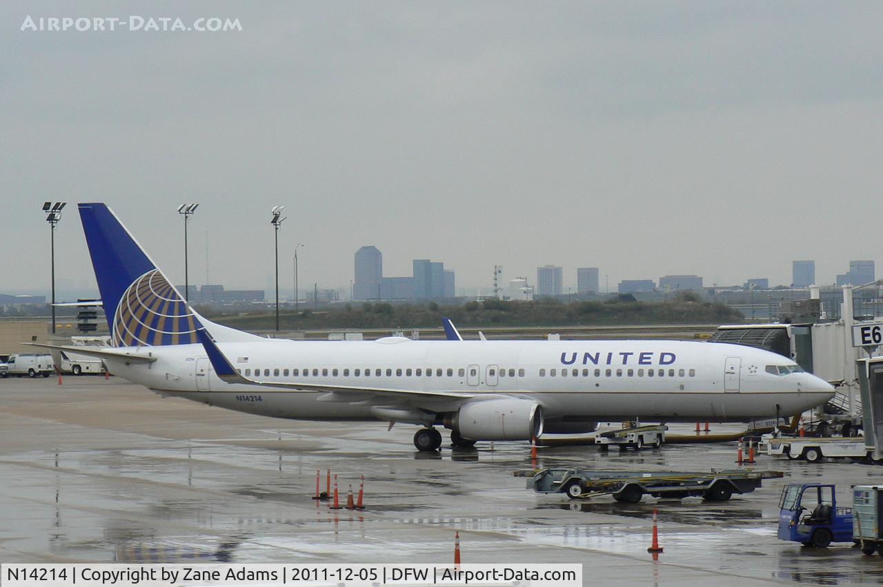 N14214, 1998 Boeing 737-824 C/N 28774, United Airlines at DFW airport