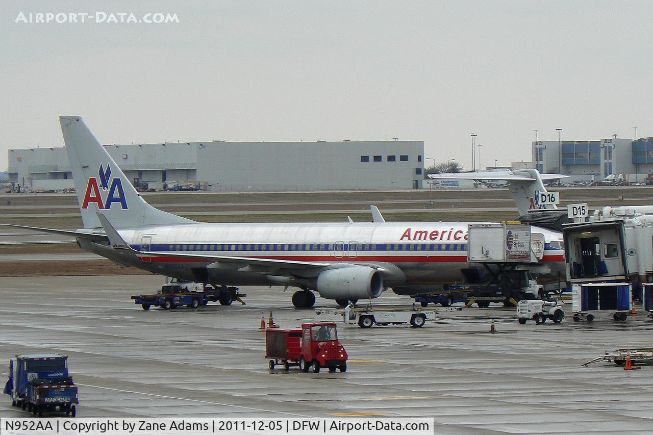 N952AA, 2000 Boeing 737-823 C/N 30088, American Airlines at DFW airport