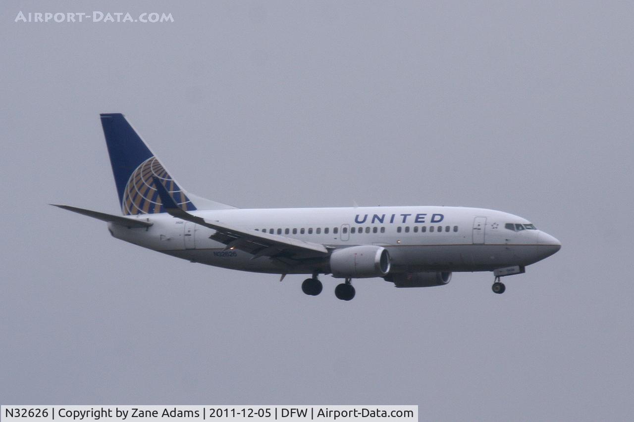 N32626, 1995 Boeing 737-524 C/N 27530, United Airlines at DFW airport