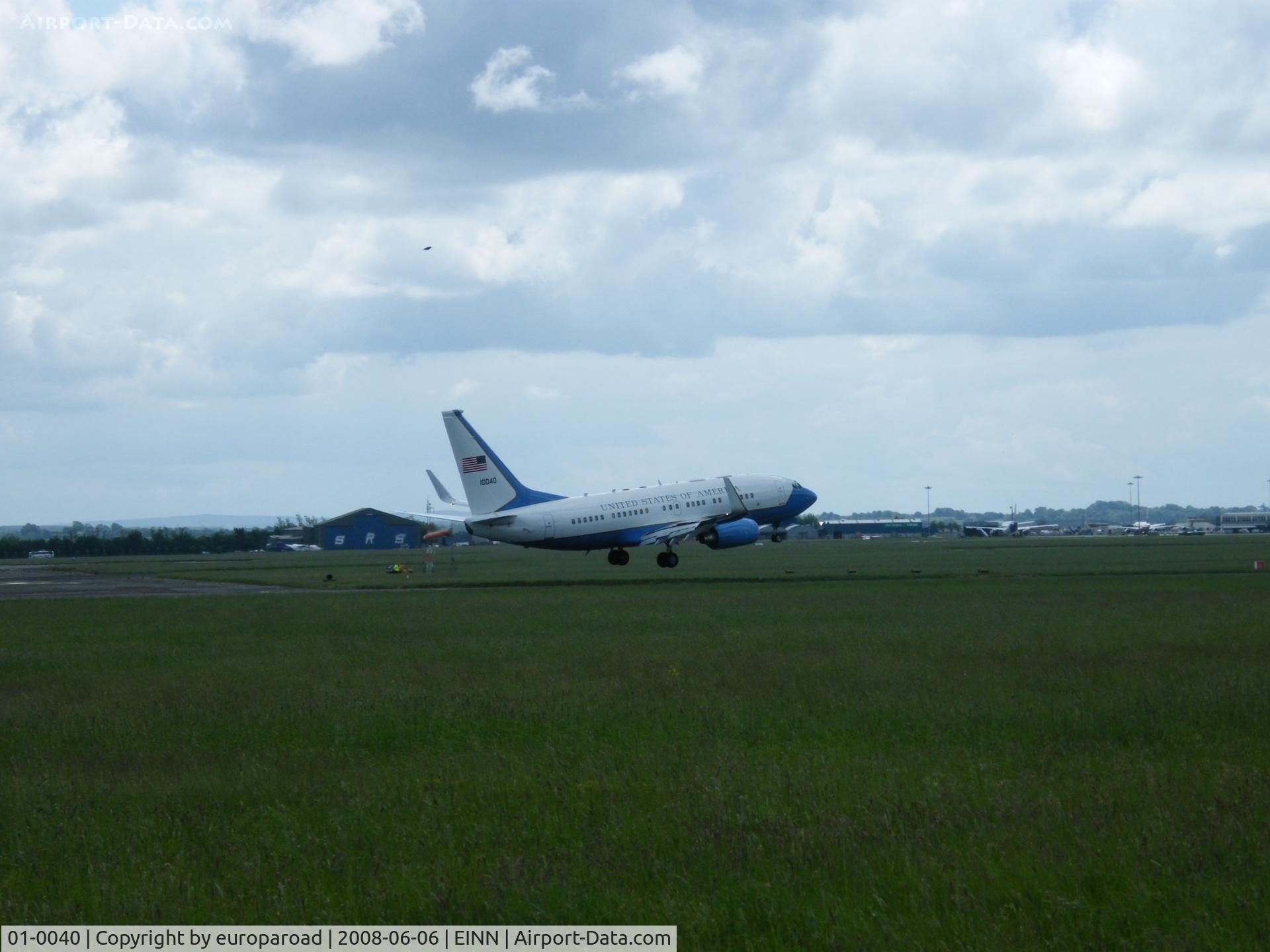 01-0040, 2000 Boeing C-40B (737-7DM BBJ) C/N 29971, arriving
