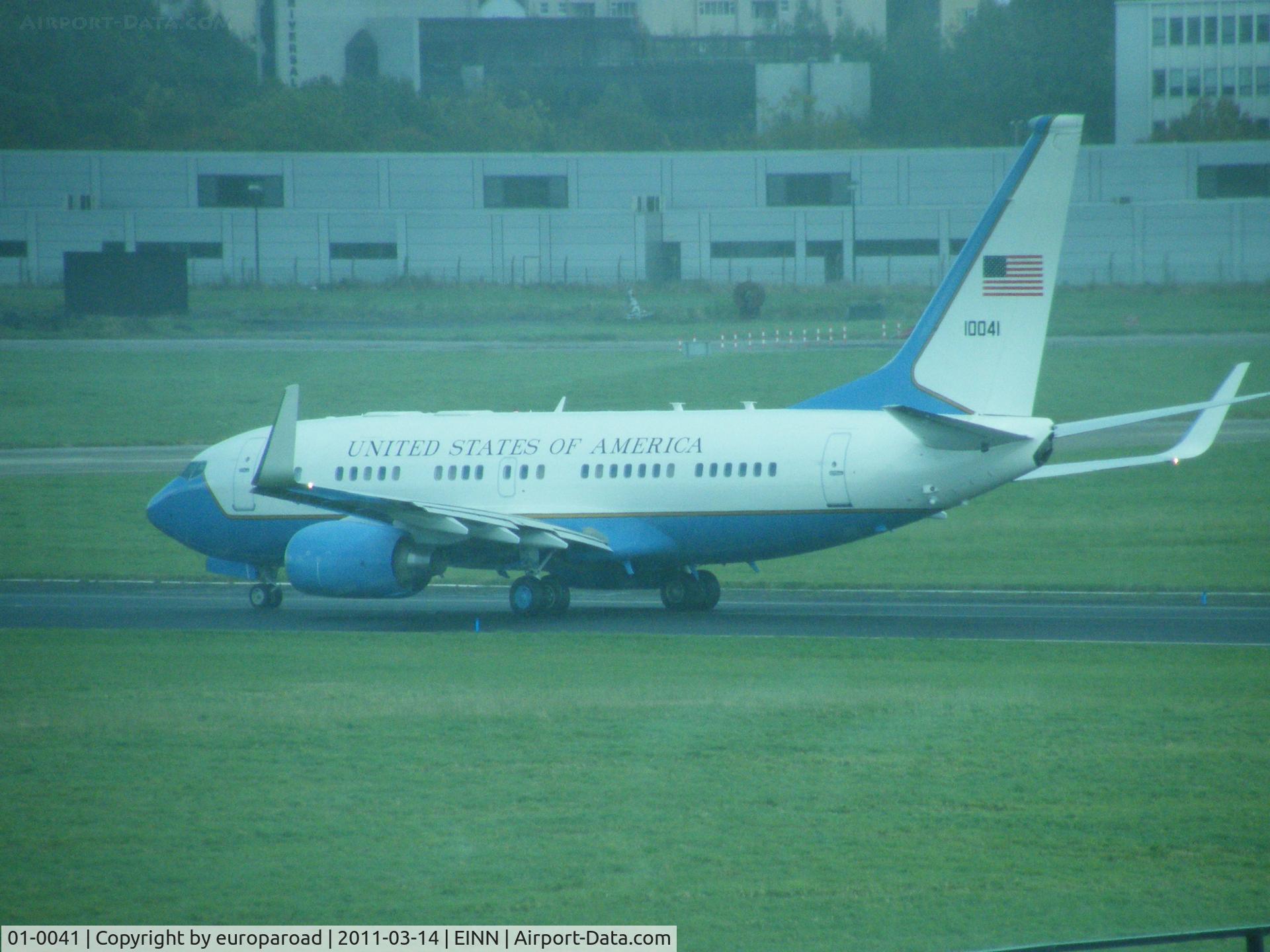 01-0041, 2002 Boeing C-40B (737-7FD BBJ) C/N 33080, departing