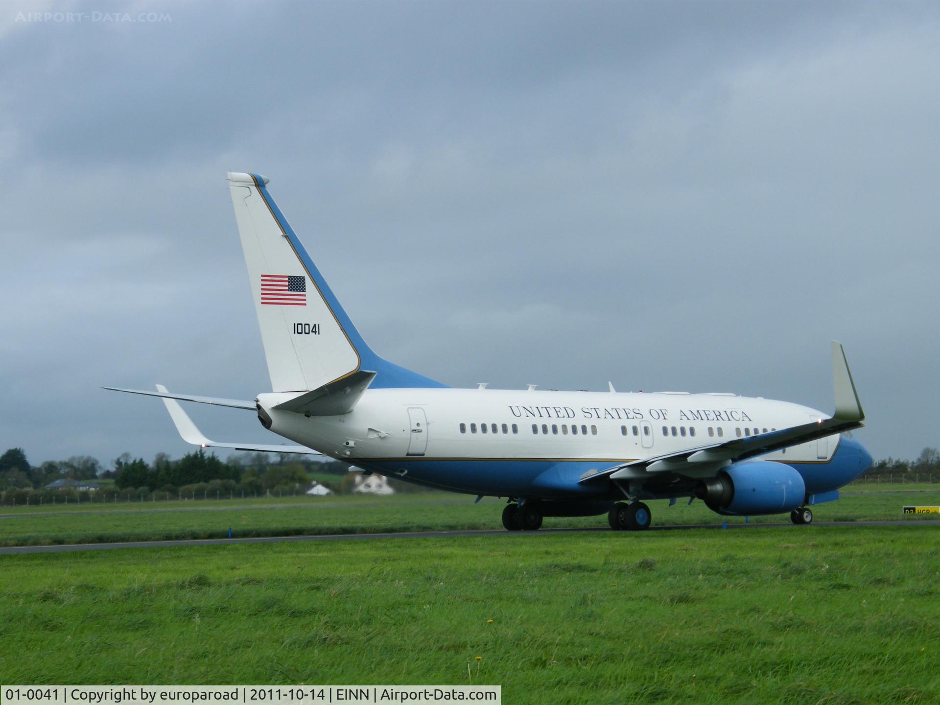 01-0041, 2002 Boeing C-40B (737-7FD BBJ) C/N 33080, taxing